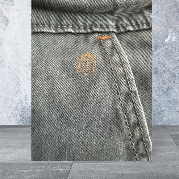 Levi’s Tab Twill Bermuda Womens Shorts. EUC - Picture 3 of 7